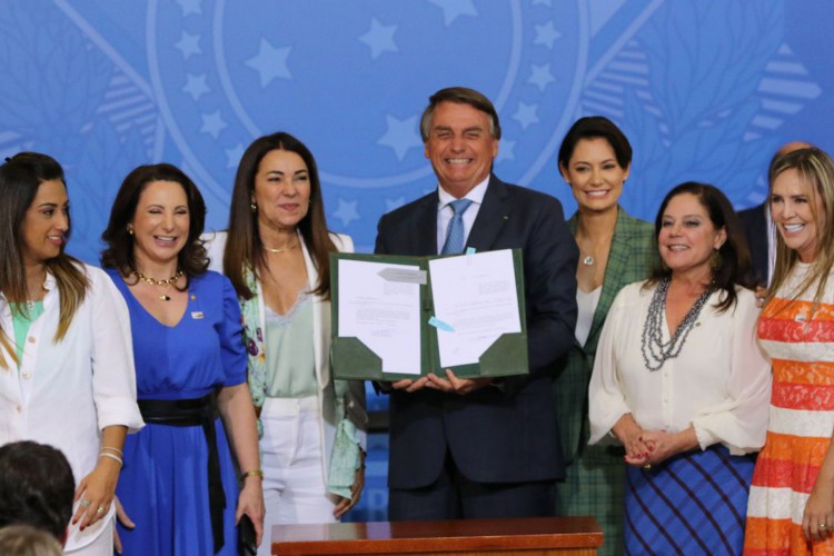 O presidente Jair Bolsonaro, e a primeira dama, Michelle Bolsonaro, posam para foto com parlamentares da bancada feminina durante cerimônia de lançamento de novas ações do Programa Renda e Oportunidade, em maio