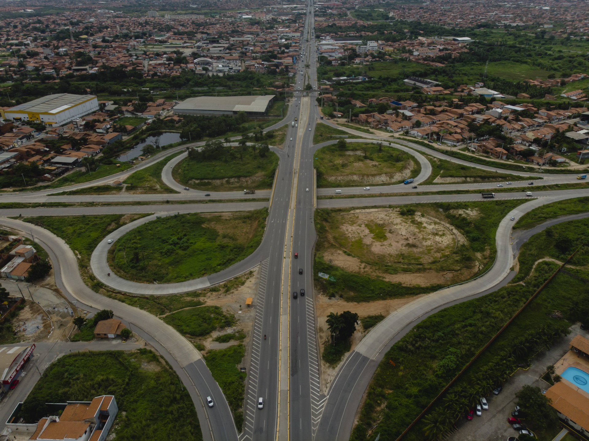 Obras no Anel Viário que liga o Eusébio a Caucaia, contornando Fortaleza e tendo seu maior trecho cortando o município de Maracanaú
 (Foto: Aurélio Alves)