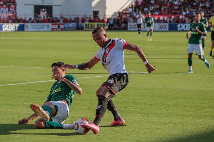 Atlético-GO e Goiás se enfrentam pelo Brasileirão 2022 hoje, 8; onde assistir ao vivo e horário do jogo.