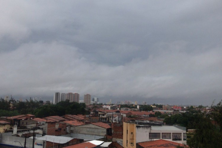 Clima nublado com chuva na Barra do Ceará