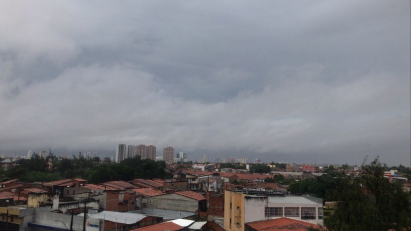 Clima nublado com chuva na Barra do Ceará