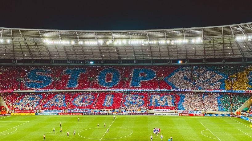 Mosaico antirracismo feito nas arquibancadas do jogo Fortaleza x River Plate pela Copa Libertadores da América de 2022 na Arena Castelão