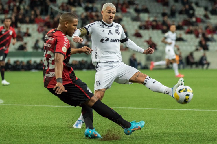 Lance durante partida entre Athletico e Ceará, válido pelo Campeonato Brasileiro Série A, realizado na cidade de Curitiba PR, neste sábado, 07.