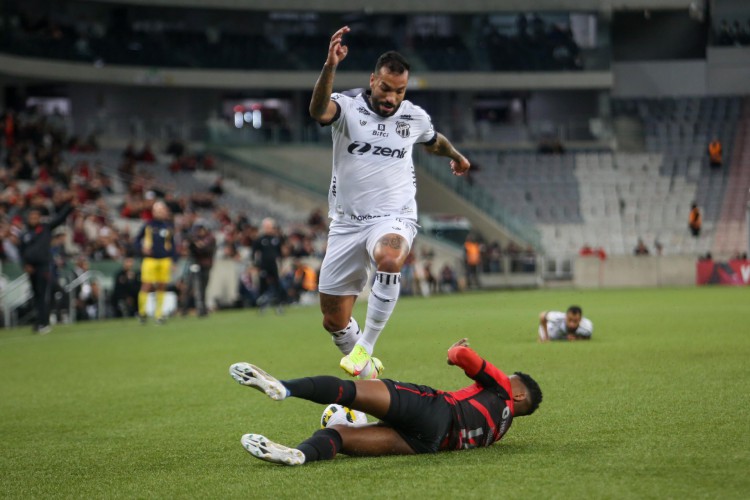 Lance durante partida entre Athletico e Ceará, válido pelo Campeonato Brasileiro Série A, realizado na cidade de Curitiba PR, neste sábado, 07.