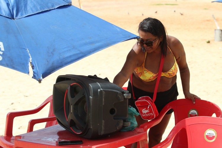 FORTALEZA,CE, BRASIL, 07.05.2022: Sonia Gomes da Silva,48. Uso de som na praia dos Crush.    (Fotos: Fabio Lima/O POVO).