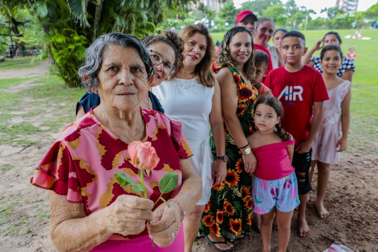 Maria da Conceição, 69, reuniu filhos, netos e bisnetos,  no Parque do Cocó 