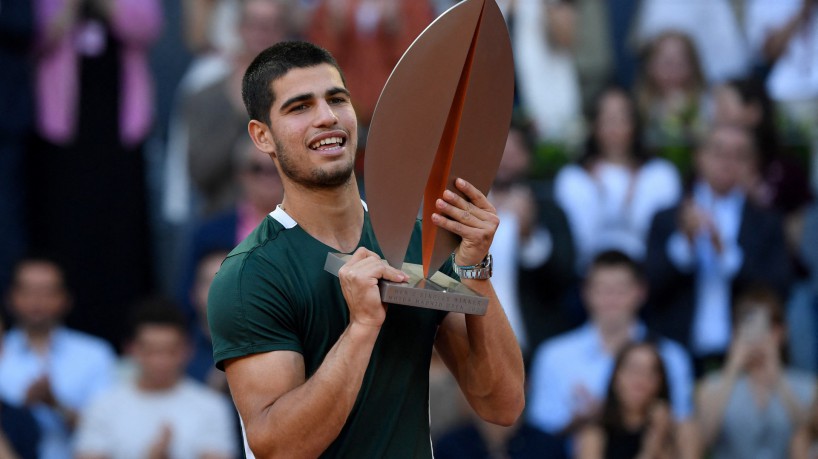 Spain's Carlos Alcaraz celebrates after winning the 2022 ATP Tour Madrid Open tennis tournament men's singles final match against Germany's Alexander Zverev at the Caja Magica in Madrid on May 8, 2022. (Photo by JAVIER SORIANO / AFP). .