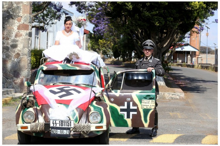 Os noivos mexicanos saíram da igreja em um Fusca, modelo de carro a pedido do líder nazista Adolf Hitler.