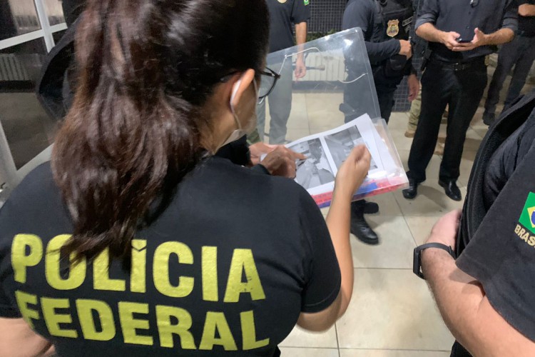 Cinco mandados já foram cumpridos pela Polícia Federal em busca de informações sobre o suspeito. 