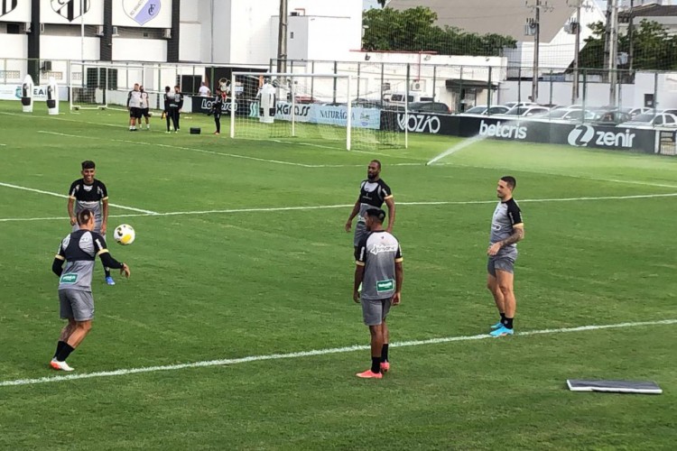 Matheus Peixoto e Luiz Otávio participam de atividade com bola