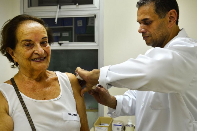 São Paulo - Hilda de Jesus Escobar, 86 anos no primeiro dia de vacinação de idosos, gestantes e crianças de 3 meses a 5 anos no Instituto de Infectologia Emília Ribas, região central (Rovena Rosa/Agência Brasil)