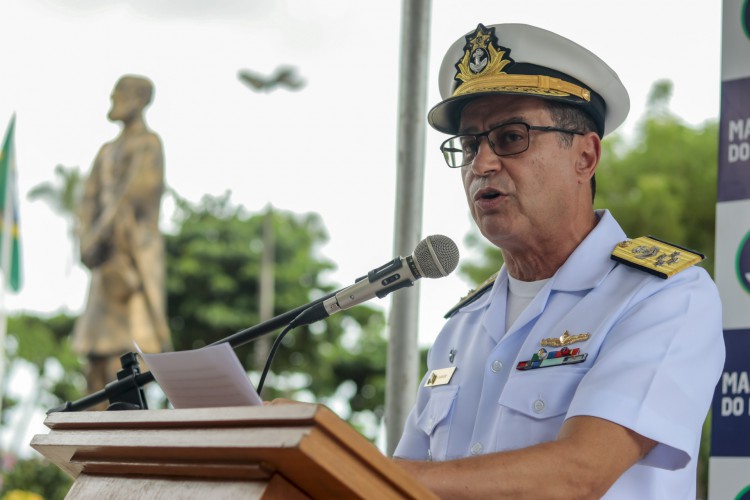 Comandante da Marinha, Almir Garnier Santos, durante cerimônia de inauguração da estátua do almirante Tamandaré