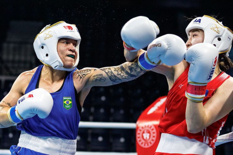 Atual campeã, Bia Ferreira estreia com nocaute no Mundial de Boxe