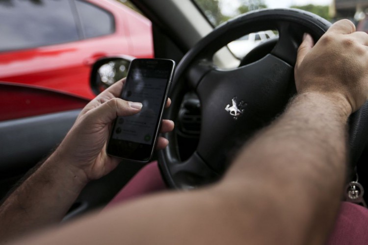 Brasília: Uso de celular ao volante. (Foto: Marcelo Camargo/Agência Brasil)