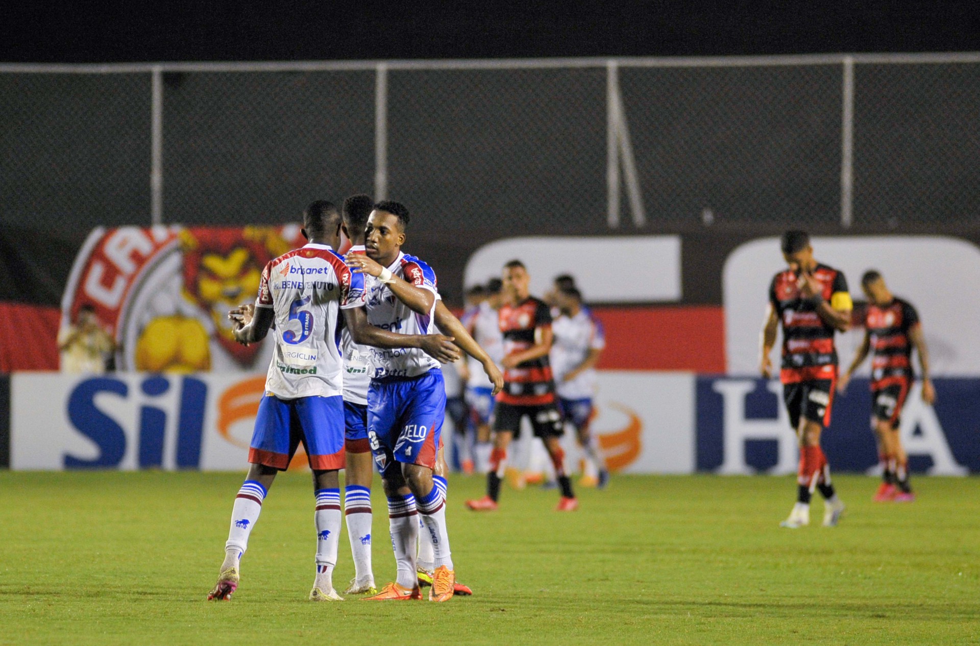 Tricolor conquistou o primeiro triunfo longe do Estado no ano (Foto: JHONYPINHO/AE)