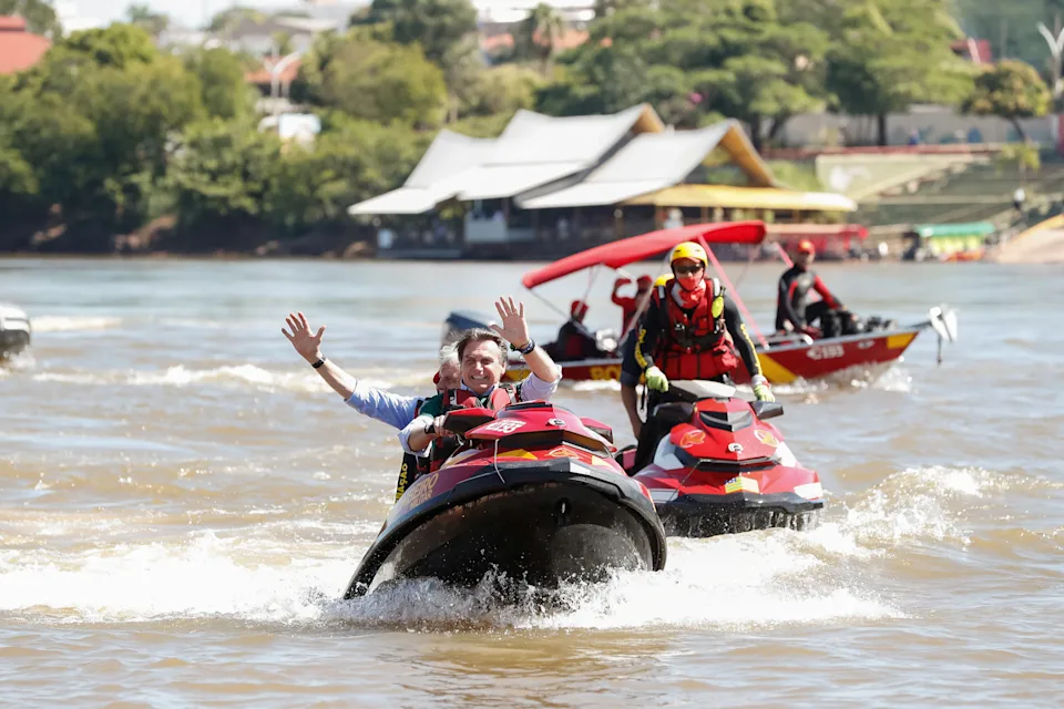 Jair Bolsonaro durante passeio de jet ski quando era presidente