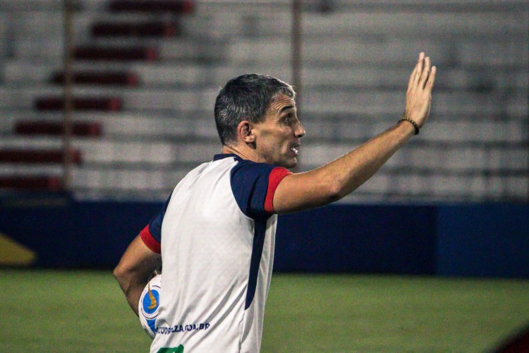 Técnico Juan Pablo Vojvoda em treino noturno do Fortaleza no Centro de Excelência Alcides Santos, no Pici