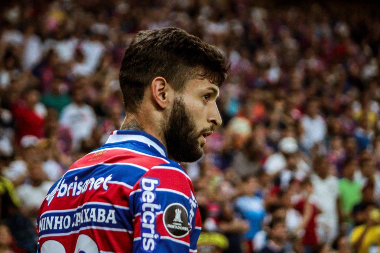 Lateral-esquerdo Juninho Capixaba no jogo Fortaleza x River Plate, na Arena Castelão, pela Copa Libertadores 2022