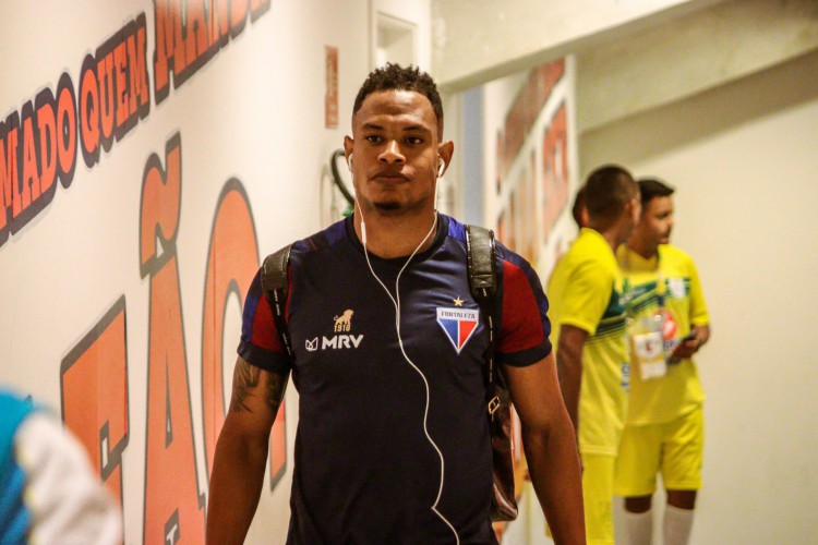 Volante Matheus Jussa na chegada à Arena Castelão para o jogo Fortaleza x São Paulo, pelo Campeonato Brasileiro Série A