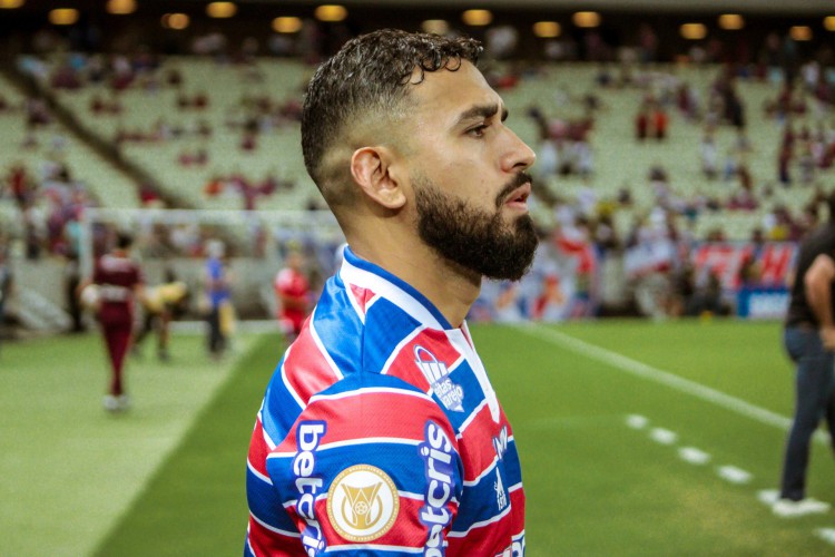 Volante Felipe entra em campo no jogo Fortaleza x São Paulo, na Arena Castelão, pelo Campeonato Brasileiro Série A