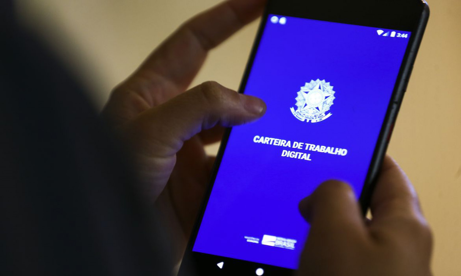 Até o momento, 81 milhões de trabalhadores já baixaram e acessaram o aplicativo da carteira de trabalho digital (Foto: Marcelo Camargo/Agência Brasil)