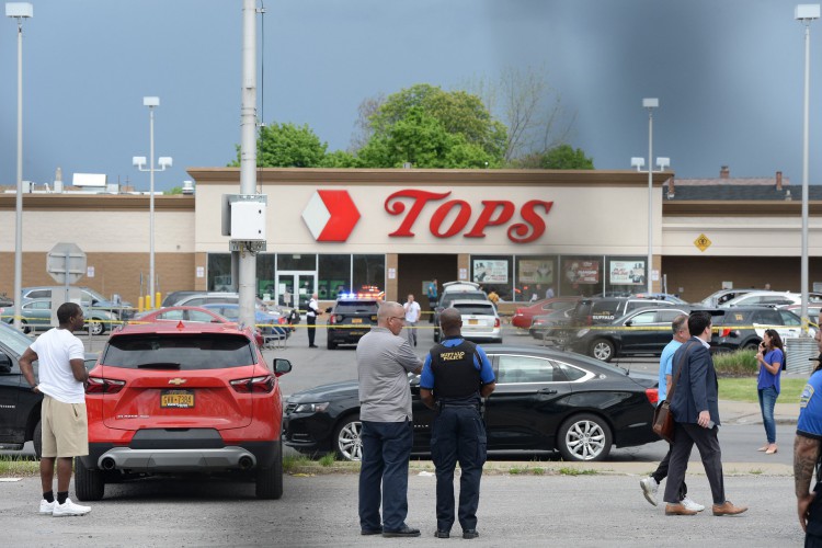 Dez pessoas foram mortas nesse sábado, 14, após um homem armado abrir fogo em um supermercado de Buffalo, no Estado de Nova York