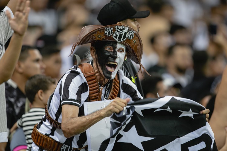 FORTALEZA, CE, BRASIL, 14-05.2022: Torcedores do Ceara. Ceara x Flamengo, na Arena Castelão pelo Campeonato Brasileiro serie A. em epoca de COVID-19. (Foto:Aurelio Alves/ Jornal O POVO)