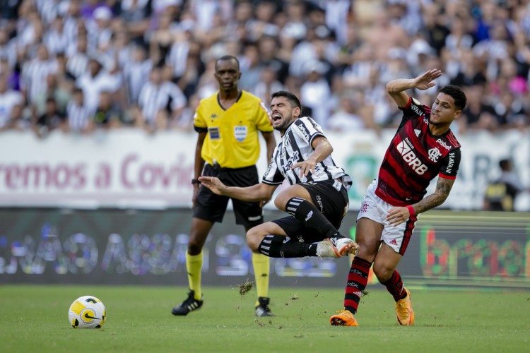 FORTALEZA, CE, BRASIL, 14-05.2022: Ceara x Flamengo, na Arena Castelão pelo Campeonato Brasileiro serie A. em epoca de COVID-19. (Foto:Aurelio Alves/ Jornal O POVO)