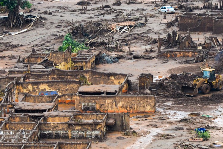  Área afetada pelo rompimento de barragem no distrito de Bento Rodrigues, zona rural de Mariana, em Minas Gerais 