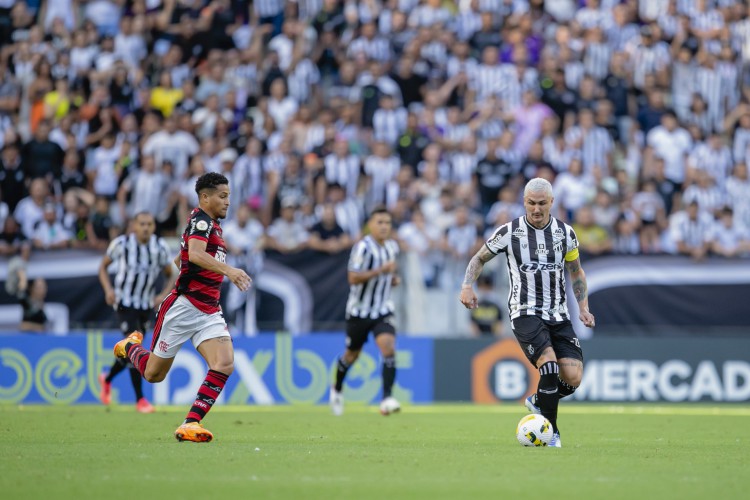 Vina jogou dez minutos contra o Flamengo e foi substituído com dores na panturrilha esquerda