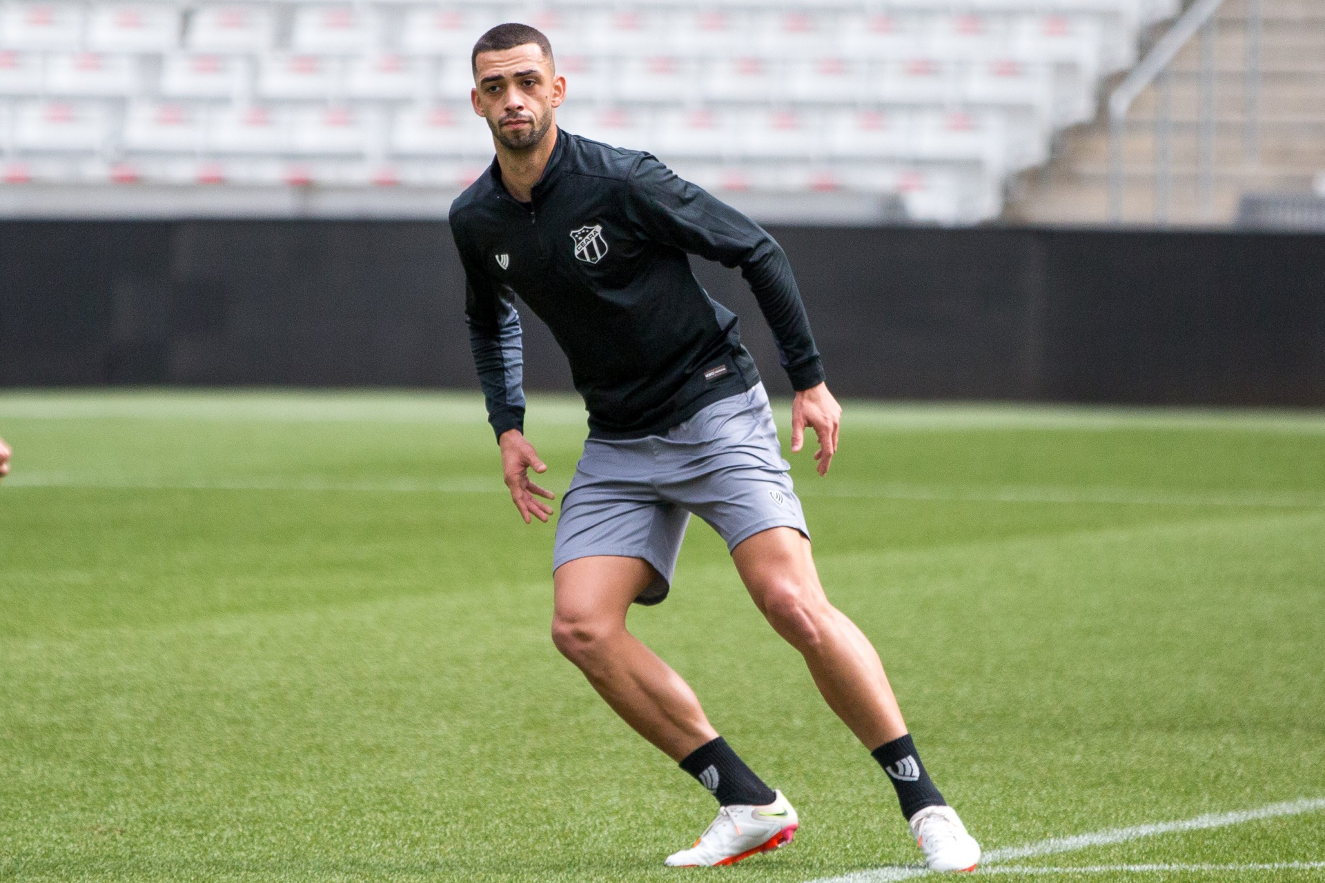 Zagueiro Gabriel Lacerda em treino do Ceará na Arena da Baixada, em Curitiba (Foto: Fausto Filho/CearaSC.com)