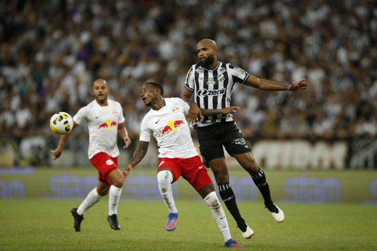 Atacante Helinho e zagueiro Messias disputam bola no jogo Ceará x RB Bragantino, na Arena Castelão, pelo Campeonato Brasileiro Série A