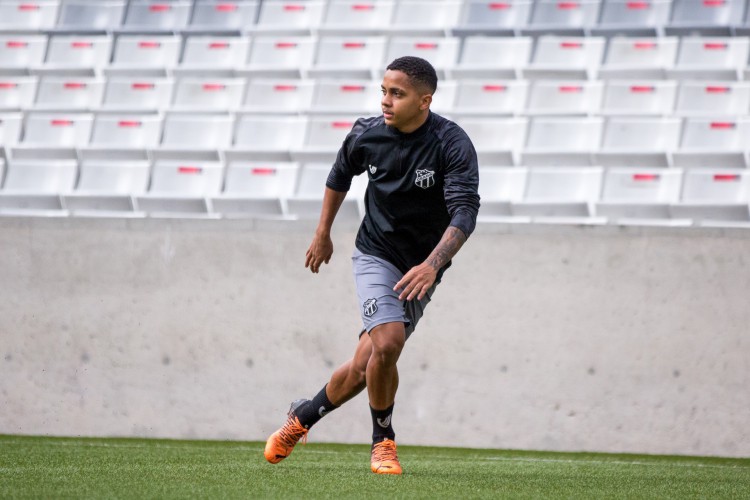 Atacante João Victor em treino do Ceará na Arena da Baixada, em Curitiba