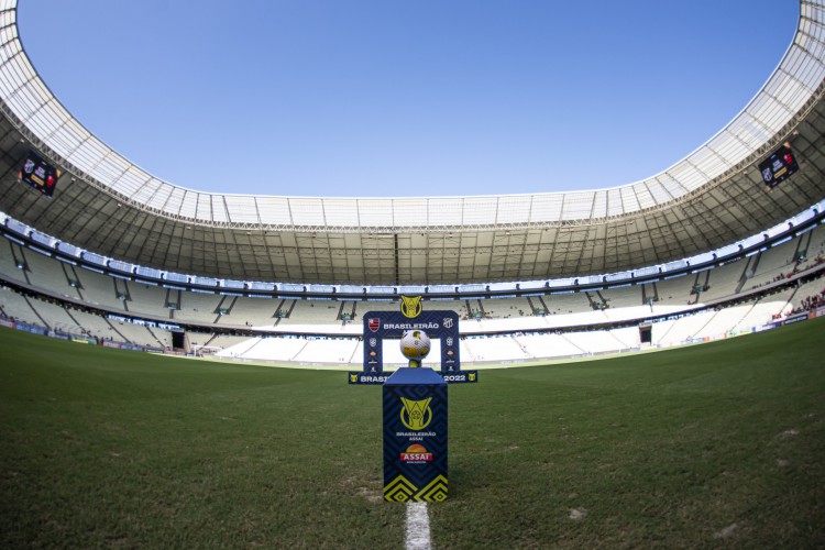 Bola do Campeonato Brasileiro Série A 2022 no gramado da Arena Castelão 