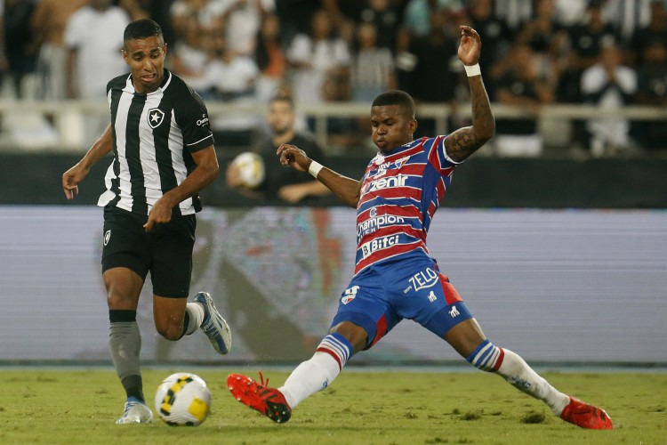 Atacante Victor Sá e zagueiro Brayan Ceballos disputam bola no jogo Botafogo x Fortaleza, no Nilton Santos, pelo Campeonato Brasileiro Série A