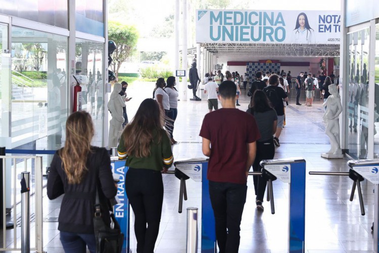 Participantes do Exame Nacional do Ensino Médio (Enem) 2021 fazem, neste domingo (28), segundo dia de avaliação, provas de matemática e de ciência da natureza.