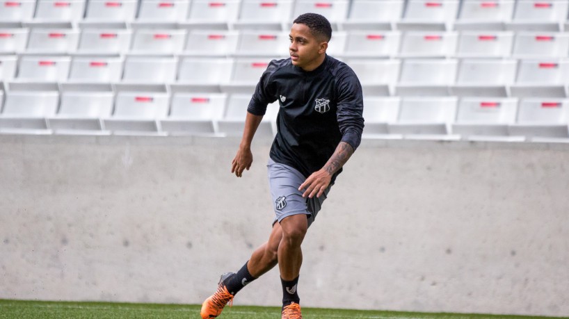 Atacante João Victor em treino do Ceará na Arena da Baixada, em Curitiba