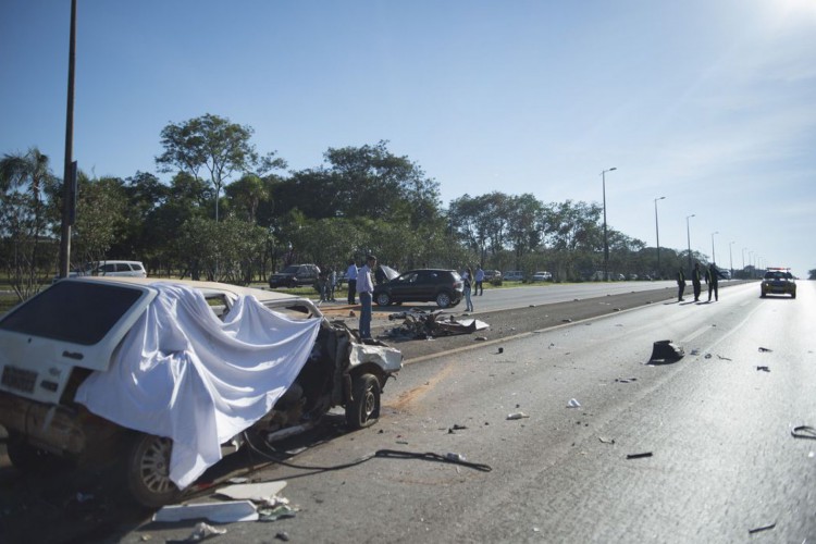 BRASÍLIA, DF, BRASIL,  26-06-2014, 08h30: Acidente envolvendo dois carros no Eixão Sul, em Brasília, deixou 4 feridos e uma vítima fatal.  (Foto: Marcelo Camargo/Agência Brasil)