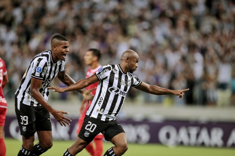 Ceará e General Caballero se enfrentaram pela Copa Sul-Americana no Castelão nesta terça-feira, 17. Na foto, Wescley e Cléber comemoram gol marcado para o Vovô. 