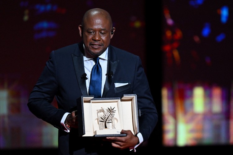 O ator norte-americano Forest Whitaker posa com o troféu depois de ser premiado com uma Palma de Ouro Honorária na cerimônia de abertura da 75ª edição do Festival de Cinema de Cannes