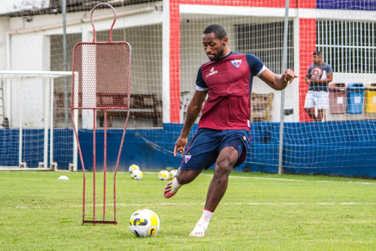 Zagueiro Tinga em treino do Fortaleza no Centro de Excelência Alcides Santos, no Pici