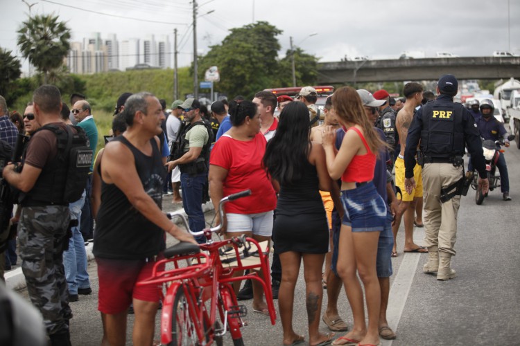 ￼MORTES dos policiais atraiu muitos curiosos para a BR-116