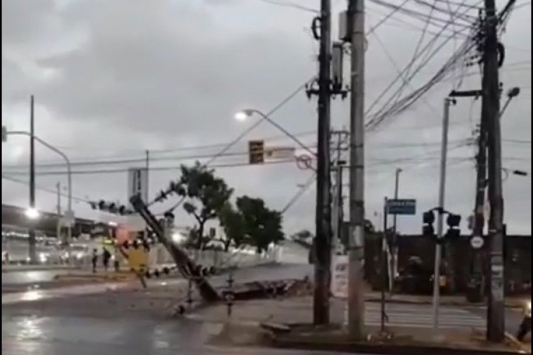 Tombamento de poste em Fortaleza causou transtornos 