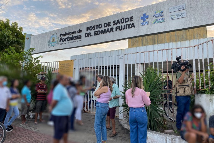 Três pessoas foram mortas a tiros em um posto de saúde localizado na av. Alberto Craveiro, em Fortaleza, na tarde desta quarta-feira, 18 