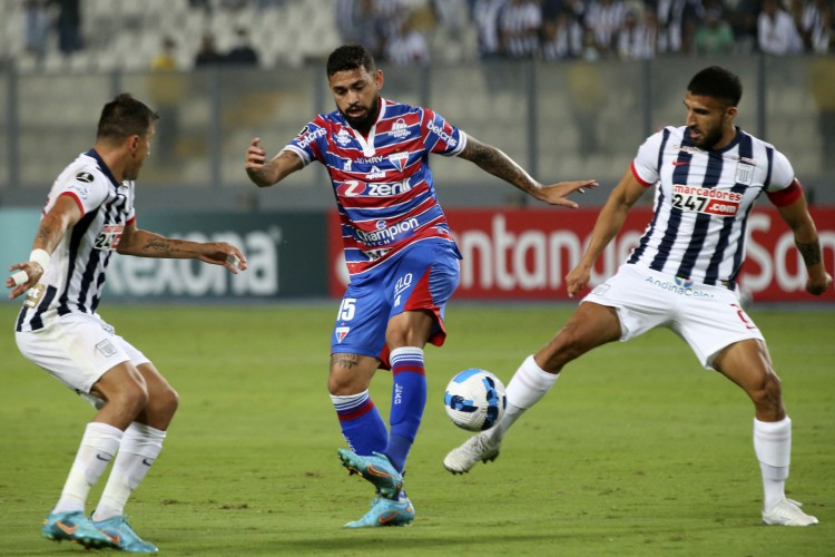 O Fortaleza Felipe do Brasil (C) e o Alianza Lima Josepmir Ballon do Peru (D) disputam a bola durante a partida de futebol da fase de grupos da Copa Libertadores, no estádio Alejandro Villanueva, em Lima, em 18 de maio de 2022. (Foto de Luka GONZALES/AFP)