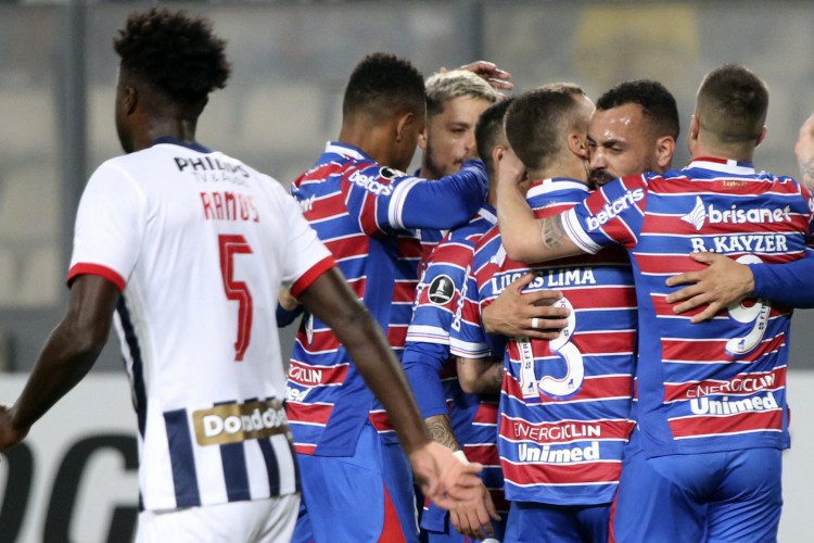 O Fortaleza Moises do Brasil comemora após marcar contra o Alianza Lima do Peru durante partida de futebol da fase de grupos da Copa Libertadores, no estádio Alejandro Villanueva, em Lima, em 18 de maio de 2022. (Foto de Luka GONZALES/AFP)