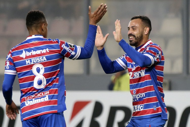 O Fortaleza Moises do Brasil comemora após marcar contra o Alianza Lima do Peru durante partida de futebol da fase de grupos da Copa Libertadores, no estádio Alejandro Villanueva, em Lima, em 18 de maio de 2022. (Foto de Luka GONZALES/AFP)