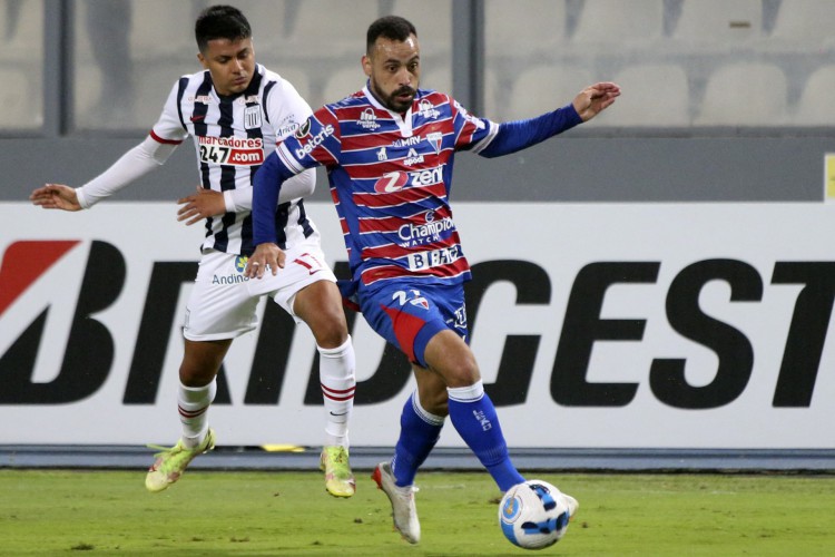 Peru's Alianza Lima Jairo Concha (L) and Brazil's Fortaleza Moises vie for the ball during their Copa Libertadores group stage football match, at. the Alejandro Villanueva stadium in Lima, on May 18, 2022. (Photo by Luka GONZALES / AFP).