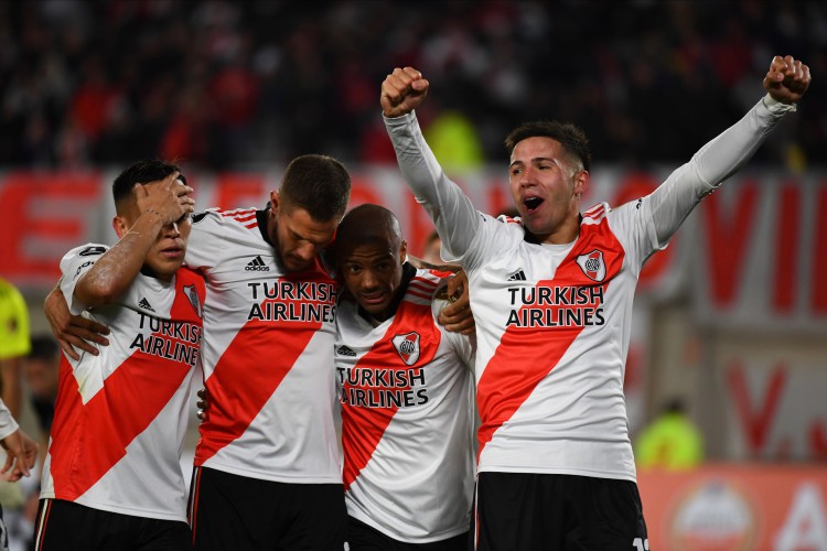 Jogadores comemoram gol no jogo River Plate x Colo-Colo, no Monumental de Núñez, pela Copa Libetadores