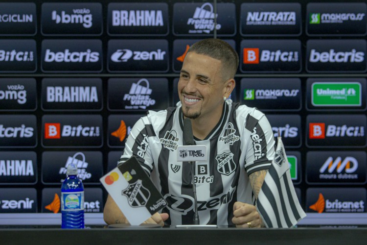 Matheus Peixoto em coletiva de apresentação pelo Ceará